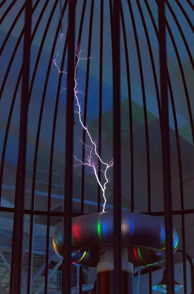 Resonant transformer in work. Tesla coil. — Stock Photo, Image