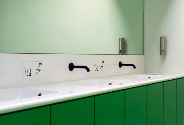 Tükör és nyilvános fürdőszoba csaptelep. — Stock Fotó