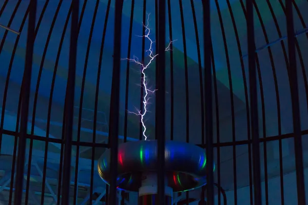 Resonant transformer in work. Tesla coil. — Stock Photo, Image