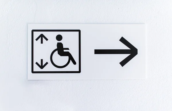 Pijl toont lift voor mensen met een handicap. — Stockfoto