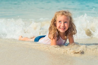 küçük kız plaj tatil eğleniyor. metin için yer.