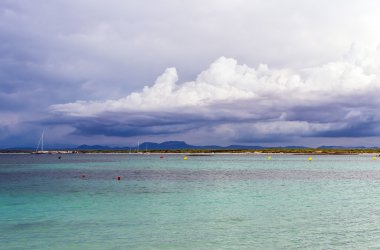 Tropik fırtına denizde geliyor.