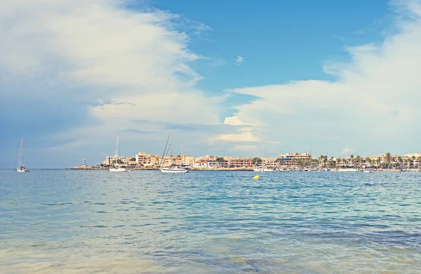 Blick auf die Stadt und Bucht mit Yachten. — Stockfoto