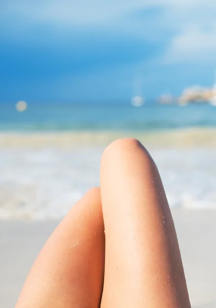 Крупный план женских ног на пляже. — стоковое фото
