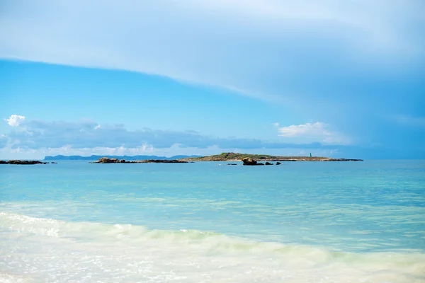 Trópusi strandra néző. hely a szöveg. — Stock Fotó