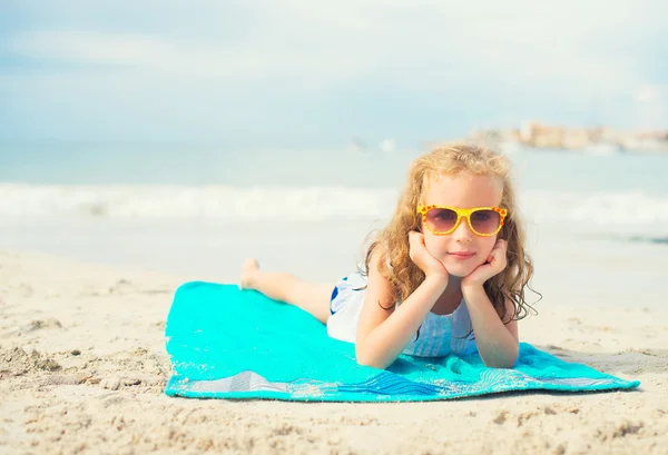 Liten flicka sola på stranden. Plats för text. — Stockfoto