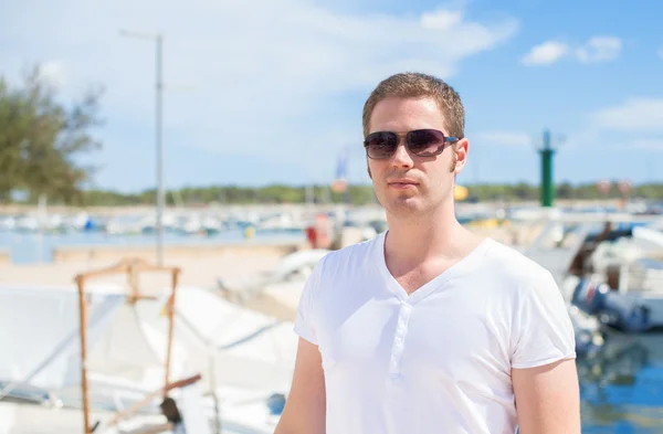 Man portrait against of the pier with yachts. — Stock Photo, Image