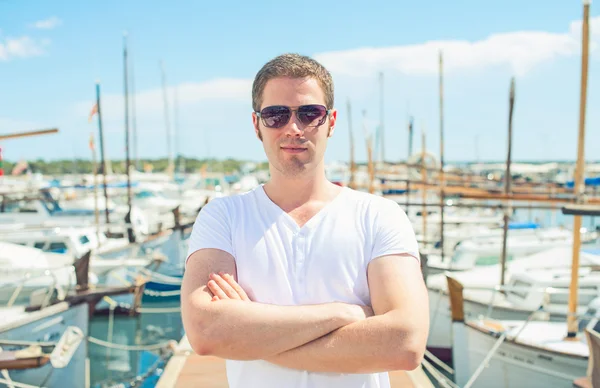 Portret van de man tegen van de pier met jachten. — Stockfoto