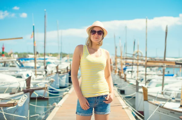 Portret van de vrouw tegen van de pier met jachten. — Stockfoto