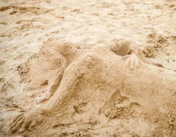 Sereia feita de areia na praia . — Fotografia de Stock