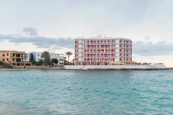 Röd lyxhotell nära havet. — Stockfoto