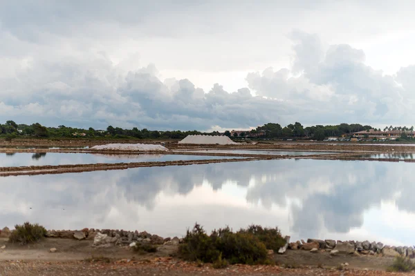 Produção de sal marinho. Pico de sal marinho . — Fotografia de Stock