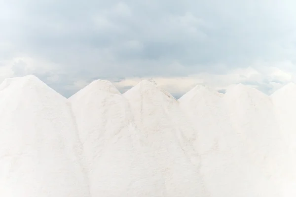 Виробництво морської солі. купа морської солі . — стокове фото