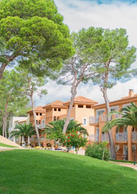 Modern lüks oteller, havuzu ve park.