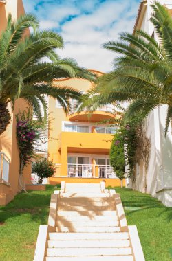 Tropikal apartman ağaçlar ile portresi.