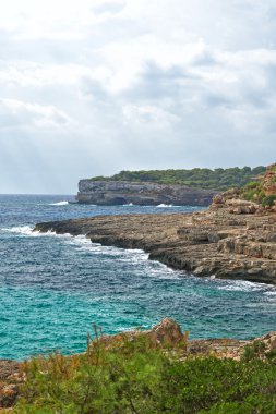 Güzel vahşi tropik sahil. Akdeniz deniz manzara.