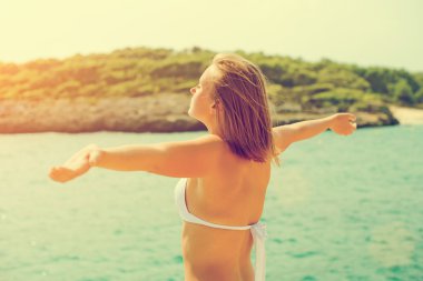 Genç kadın denize yakın rahatlatıcı. Senin metin için yer.