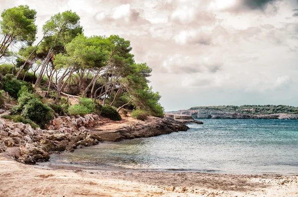Hermosa playa tropical salvaje. Mar Mediterráneo paisaje . — Foto de Stock