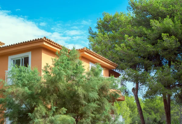 Portrait of tropical apartment building with trees. — Stock Photo, Image