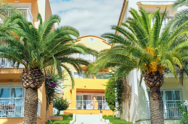 Portrait of tropical apartment building with trees. — Stock Photo, Image