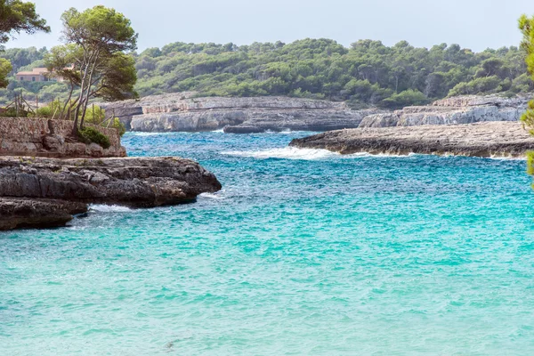 Prachtige wilde tropische kust. Landschap van de Middellandse Zee. — Stockfoto