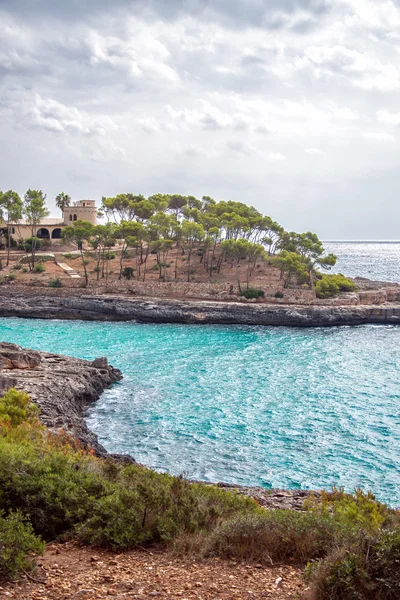 Slottet på kullen. Medelhavet landskap. — Stockfoto