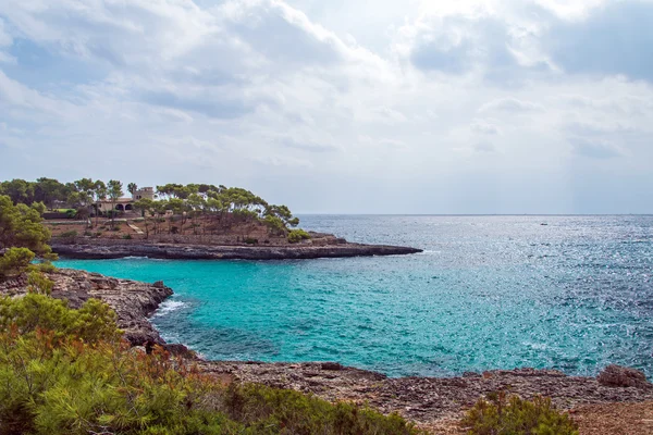 Burg auf dem Hügel. mediterrane Meereslandschaft. — Stockfoto