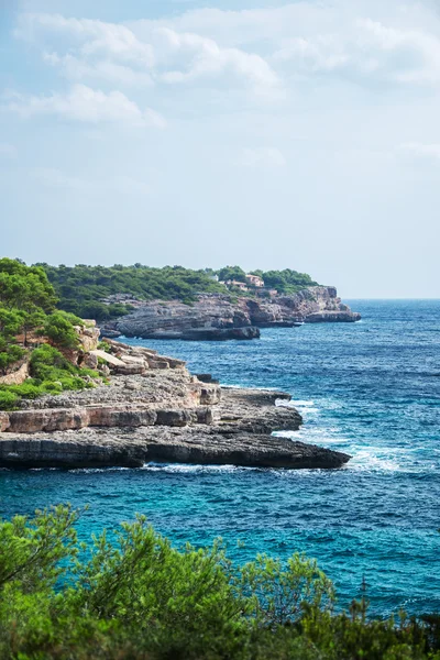 Prachtige wilde tropische kust. Landschap van de Middellandse Zee. — Stockfoto