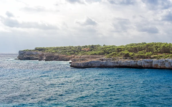 Wunderschöne wilde tropische Küste. mediterrane Meereslandschaft. — Stockfoto