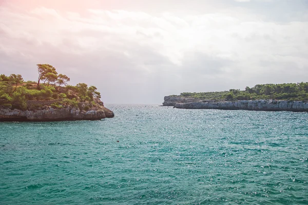 Sunset at beautiful wild tropical coast. — Stock Photo, Image