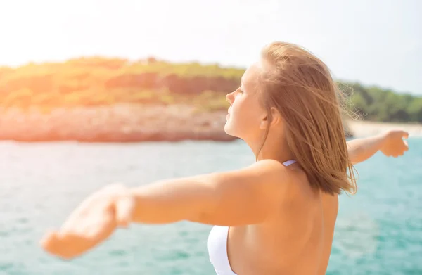 VMujer joven relajándose cerca del mar. Espacio para tu texto . — Foto de Stock