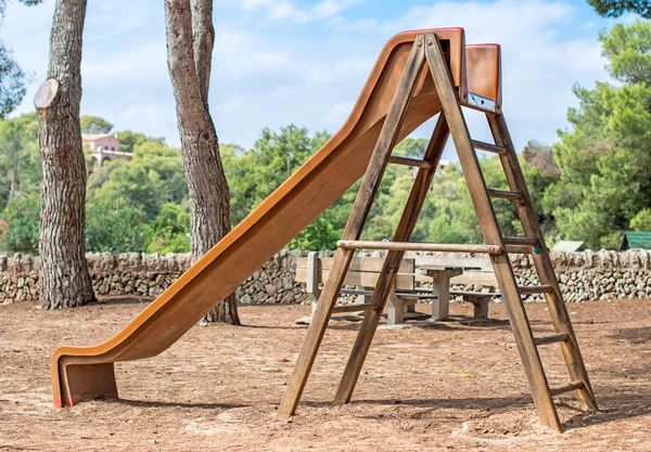 Tobogán infantil de madera en el bosque . —  Fotos de Stock