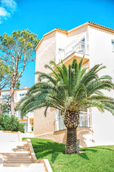 Retrato de edificio de apartamentos tropicales con árboles . — Foto de Stock