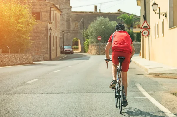 Manlig cyklist cykla på vägen. — Stockfoto