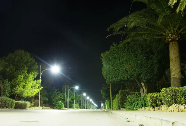 Εθνική οδό με φανάρια τη νύχτα. — Φωτογραφία Αρχείου