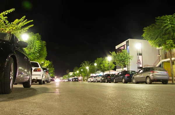 Ulica z zaparkowane samochody w nocy. — Zdjęcie stockowe