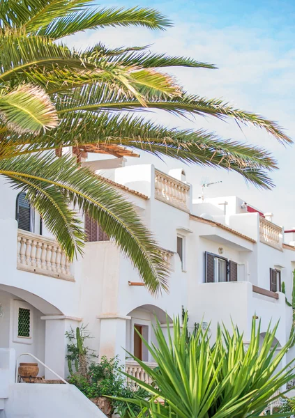 Retrato de edificio de apartamentos tropicales con árboles . — Foto de Stock