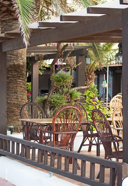 Mediterrane Café-Terrasse außen mit Stühlen. — Stockfoto