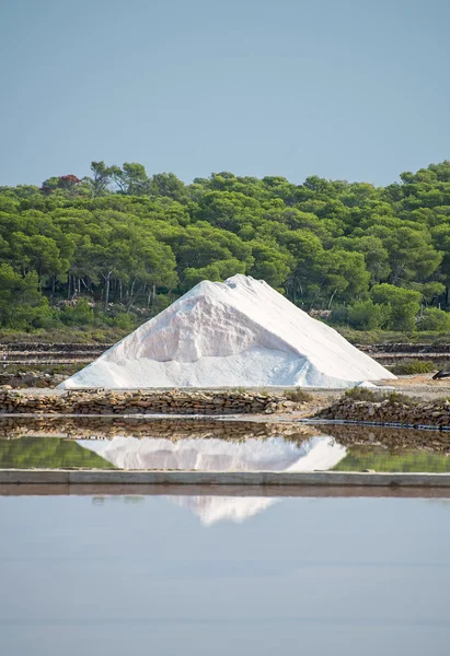 Produkce mořské soli. Hromadu mořská sůl. — Stock fotografie