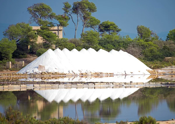 Sea salt produktion. Högen av havssalt. — Stockfoto