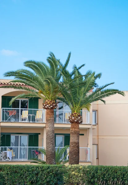 Retrato de edificio de apartamentos tropicales con árboles . — Foto de Stock