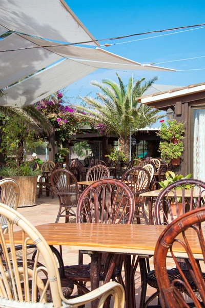 Mediterrane Café-Terrasse außen mit Stühlen. — Stockfoto