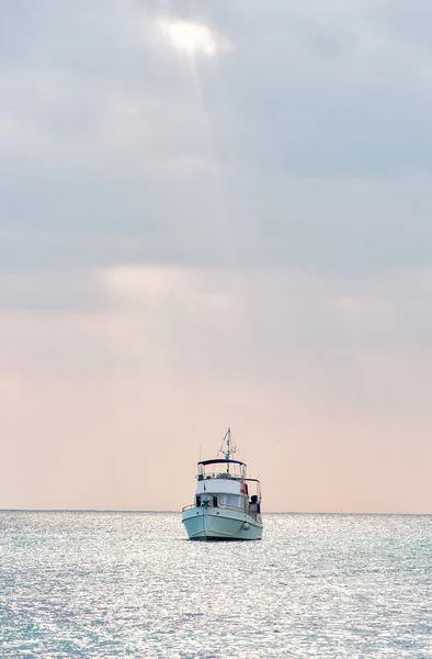 Biały jacht w promień światła na zachodzie słońca. — Zdjęcie stockowe