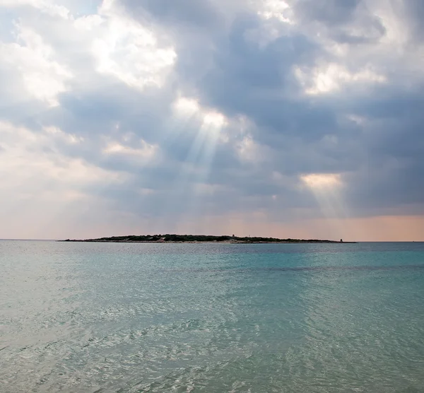 Stralen van licht. Zonsondergang boven de zee. — Stockfoto