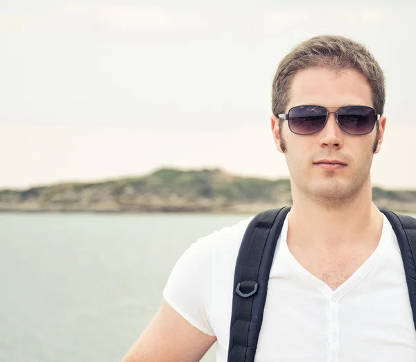 Retrato de turista masculino com mochila. Lugar para texto . — Fotografia de Stock