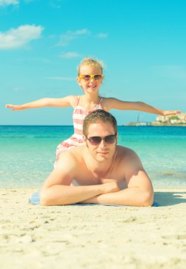 Adam ve küçük kız plaj tatil.