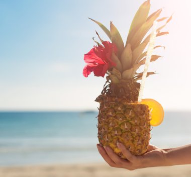 Egzotik ananas kokteyli tutan kadının el.