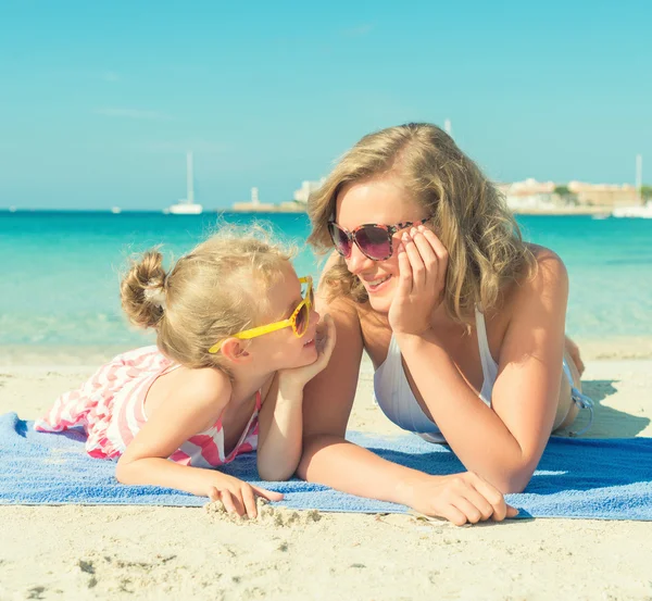 Szczęśliwa kobieta i dziewczynka na plaży. — Zdjęcie stockowe