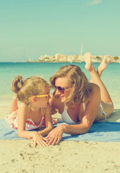 Glückliche Frau und kleines Mädchen am Strand. — Stockfoto