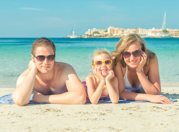 Família feliz nas férias na praia. — Fotografia de Stock